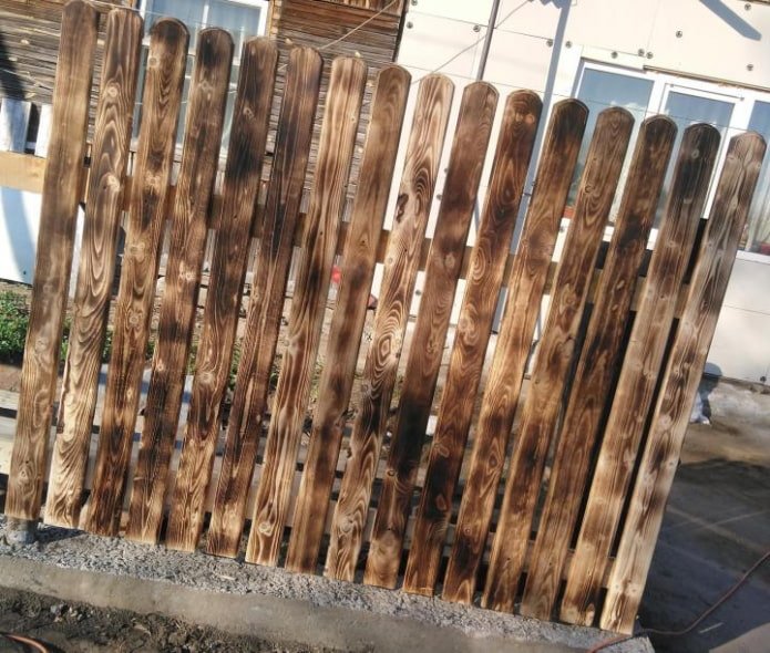 clôture en planches brûlées