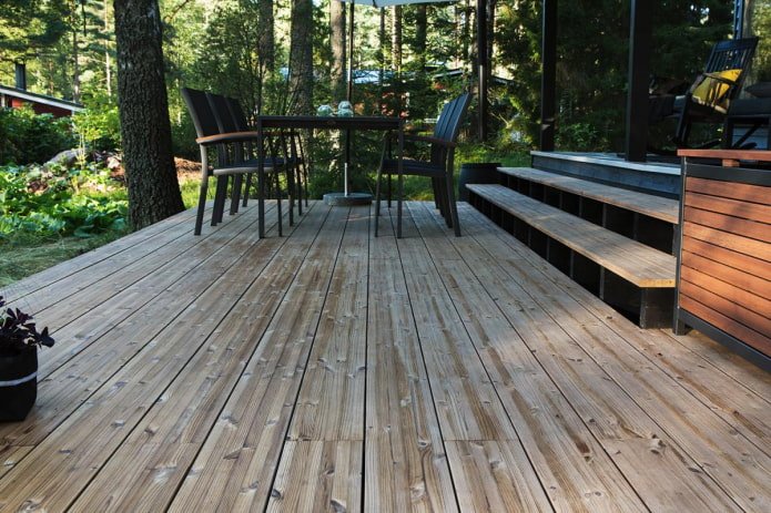 terrasse avec revêtement en planches brûlées