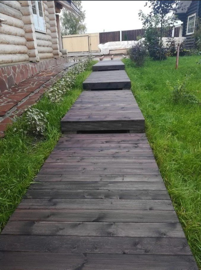 trottoir en mélèze brûlé