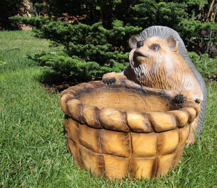 sculpture d'un hérisson avec un panier en bois brûlé