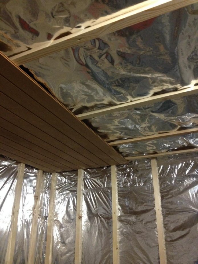 Revêtement du plafond, début des travaux