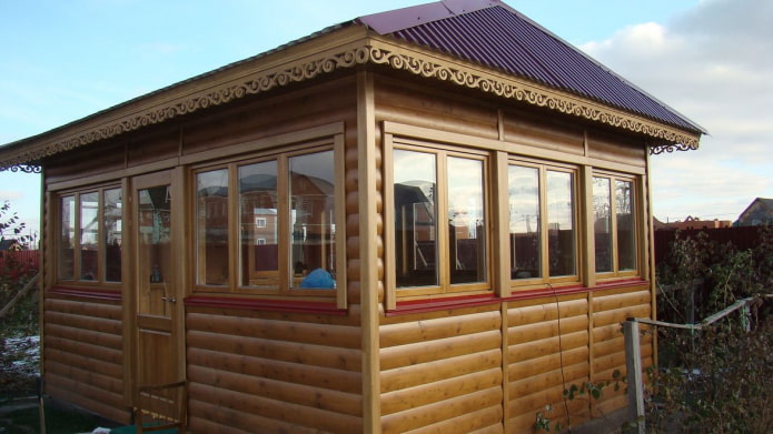 tonnelle en blockhaus avec sculpture