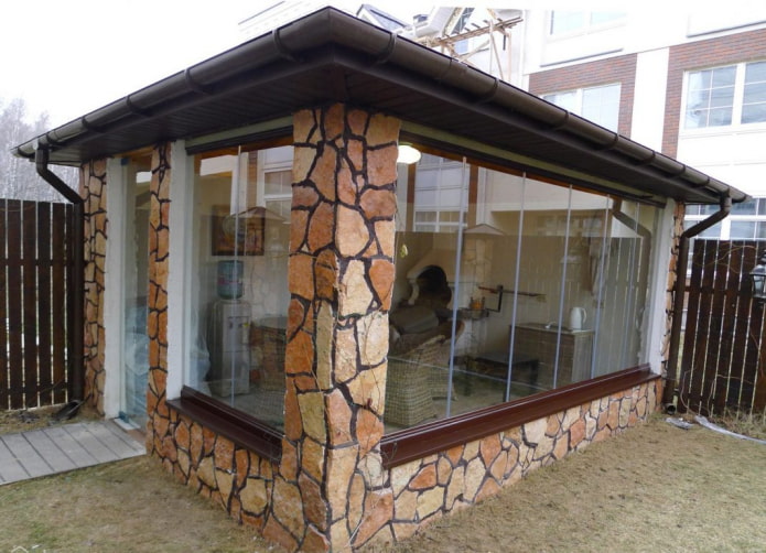 Finition des murs d'un gazebo avec de la pierre artificielle