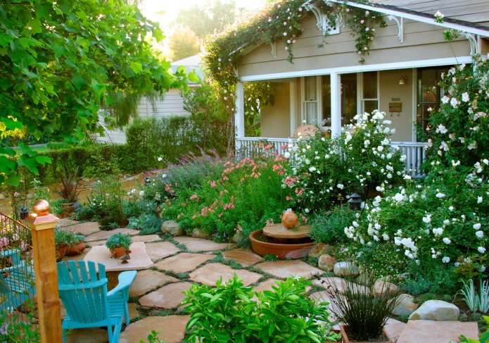 Jardin de devant avec un parterre de fleurs
