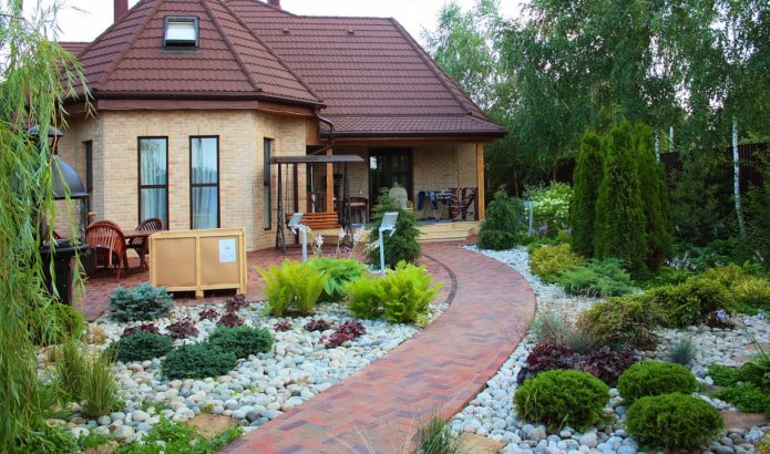 Jardin de devant avec des conifères
