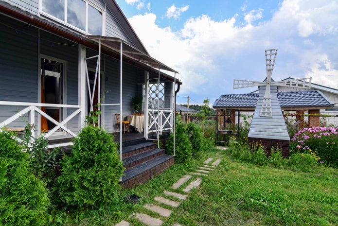 Jardin de devant avec moulin