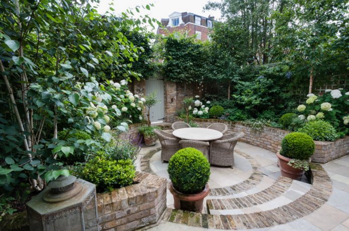 Jardin devant avec coin repas