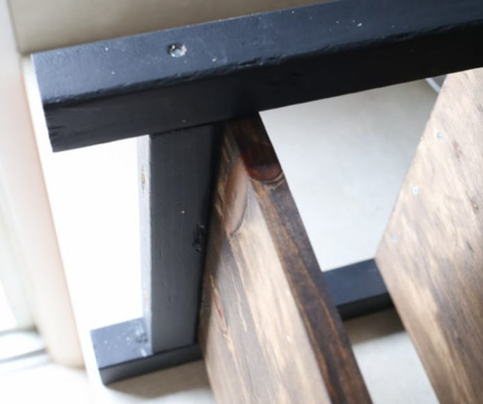 fixer les étagères aux supports