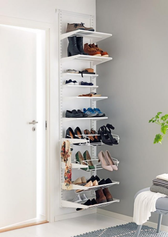étagère à chaussures murale dans le couloir