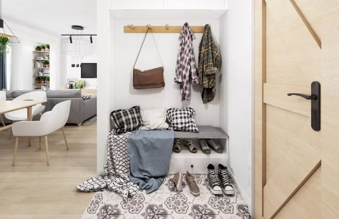 Étagère à chaussures avec siège dans le couloir
