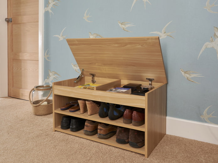 Étagère à chaussures avec tiroirs dans le couloir
