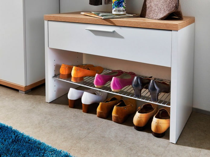Étagère à chaussures avec tiroirs dans le couloir