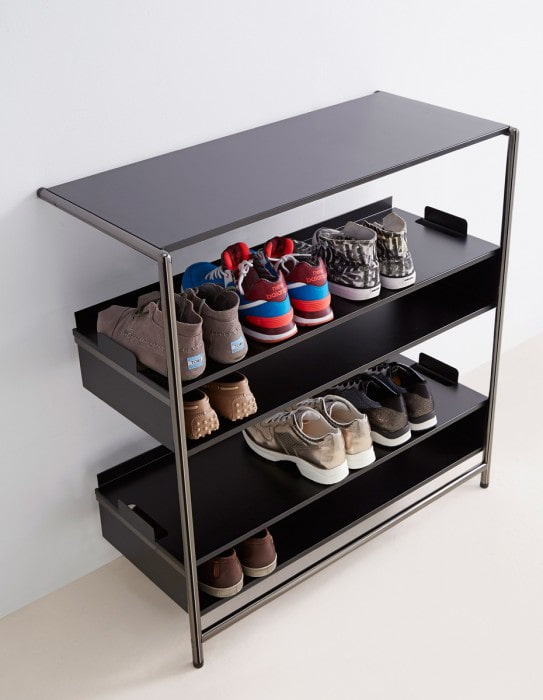 Étagère à chaussures noire dans un couloir