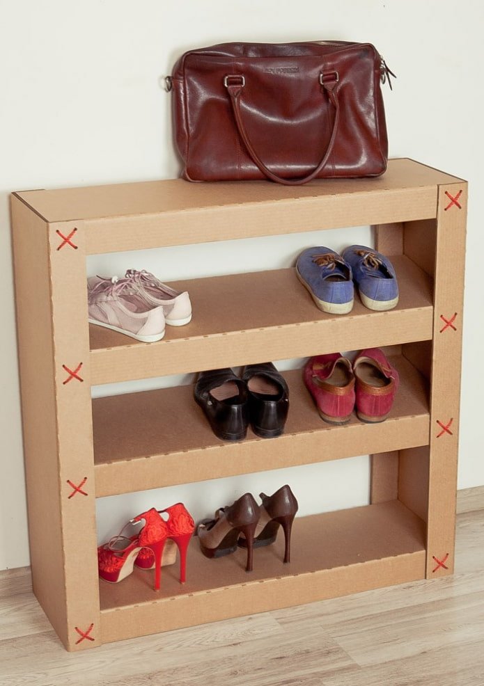 Étagère à chaussures originale à l'intérieur du couloir