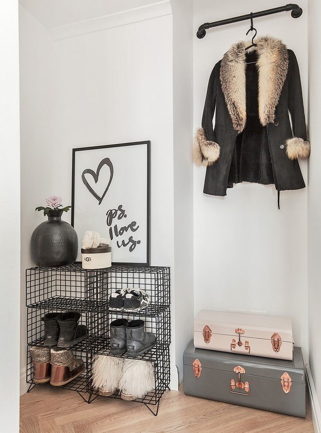 Étagère à chaussures originale dans un couloir