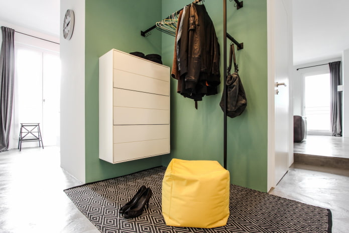 Étagère à chaussures blanche dans un couloir