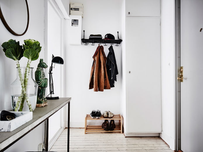 étagère à chaussures à l'intérieur du couloir de style scandinave