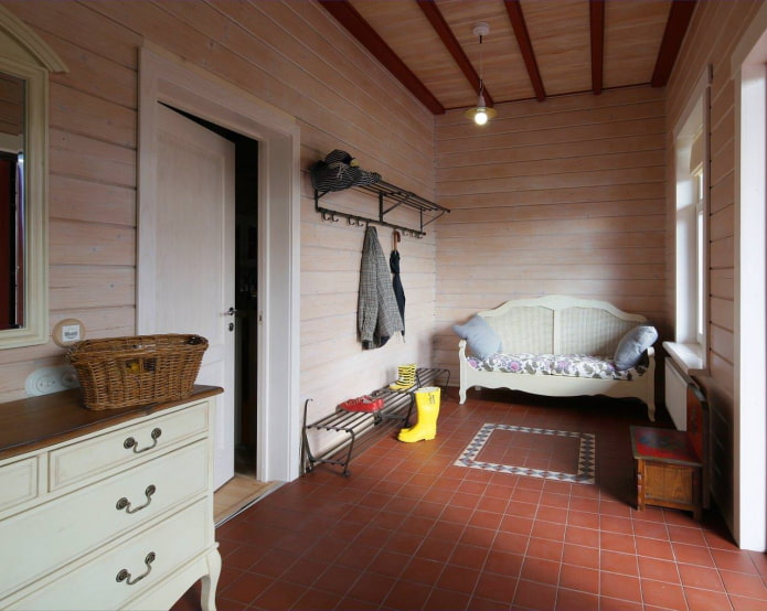 étagère à chaussures à l'intérieur du couloir dans le style campagnard