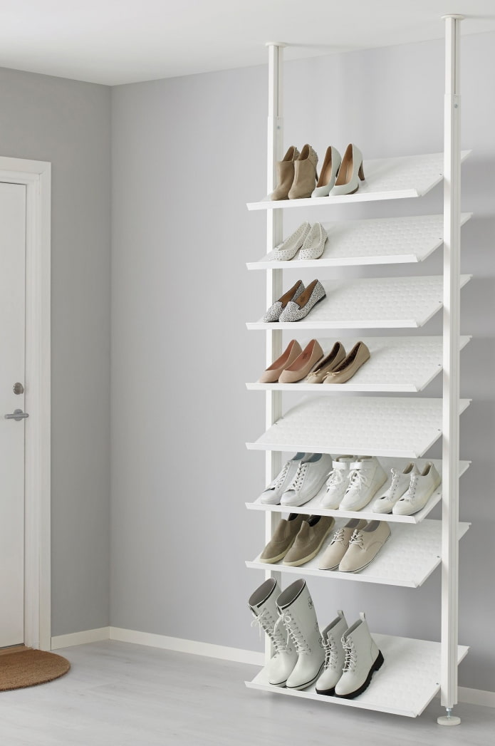 Étagère à chaussures hauteur plafond dans un couloir