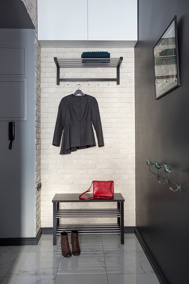 Petite étagère à chaussures dans un couloir