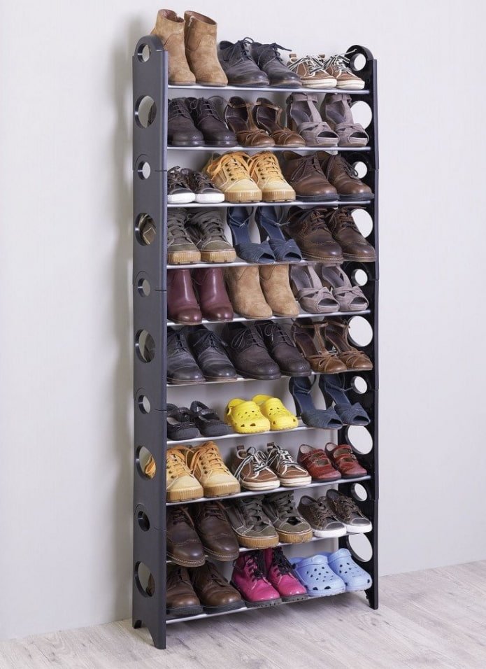 Étagère à chaussures étroite dans un couloir