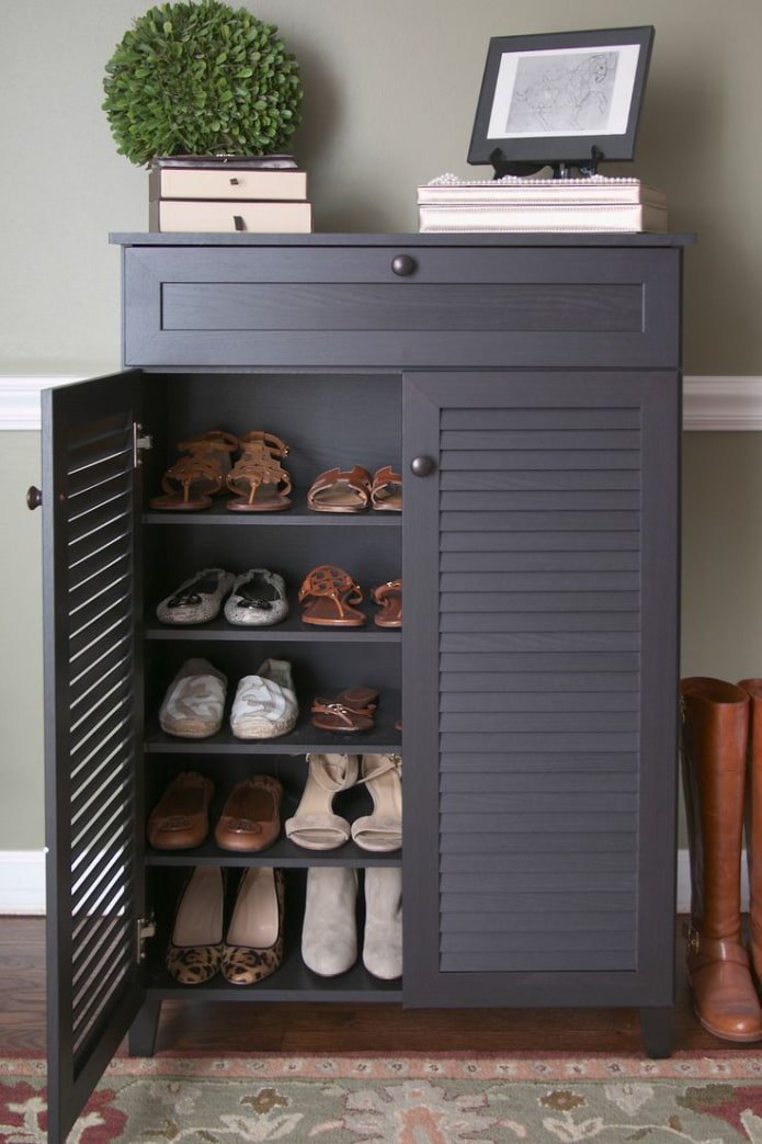 étagère à chaussures sur pied dans le couloir
