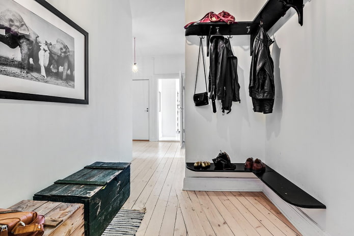 Étagère à chaussures d'angle dans un couloir