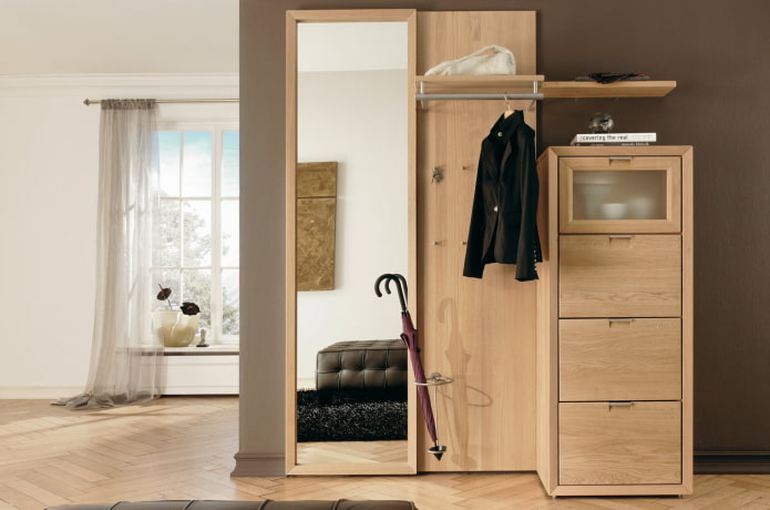 Étagère à chaussures intégrée dans un couloir