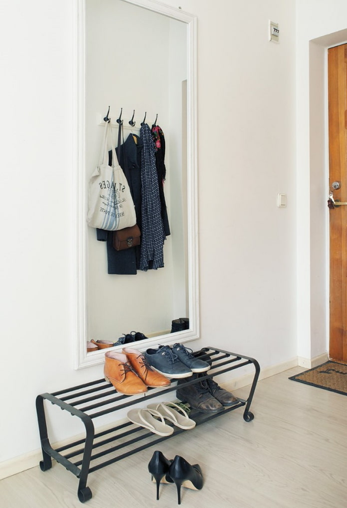 Étagère à chaussures en métal dans un couloir