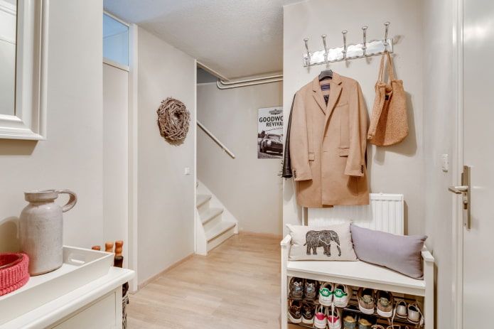 Petite étagère à chaussures dans un couloir