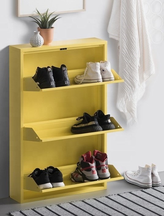 Étagère à chaussures jaune dans un couloir