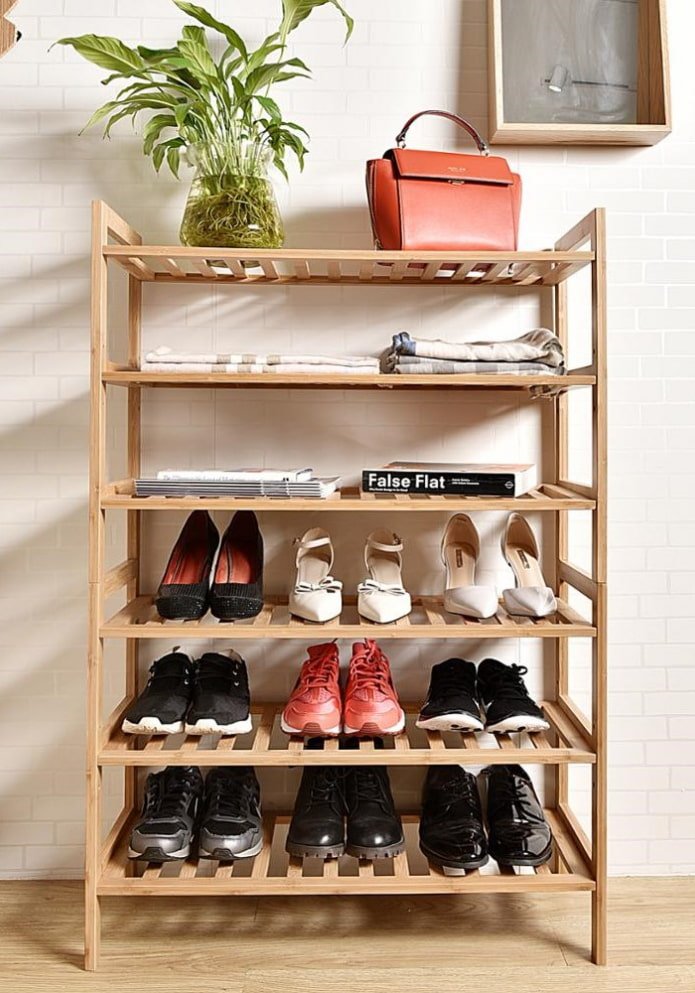 Étagère à chaussures ouverte dans un couloir