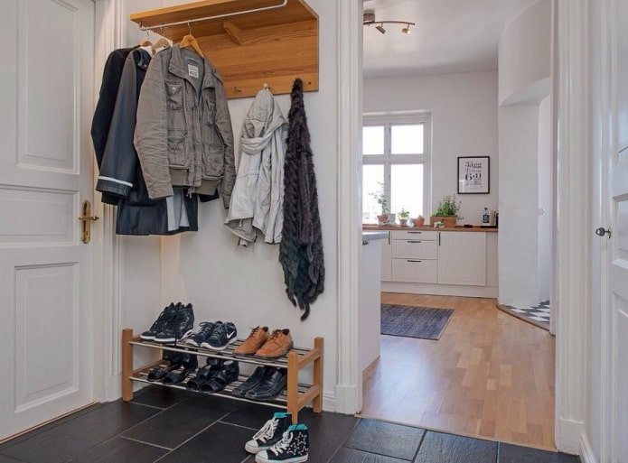 étagère à chaussures à l'intérieur du couloir de style scandinave