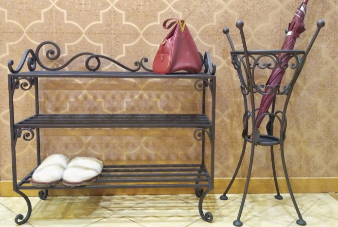 Meuble à chaussures forgé dans un couloir