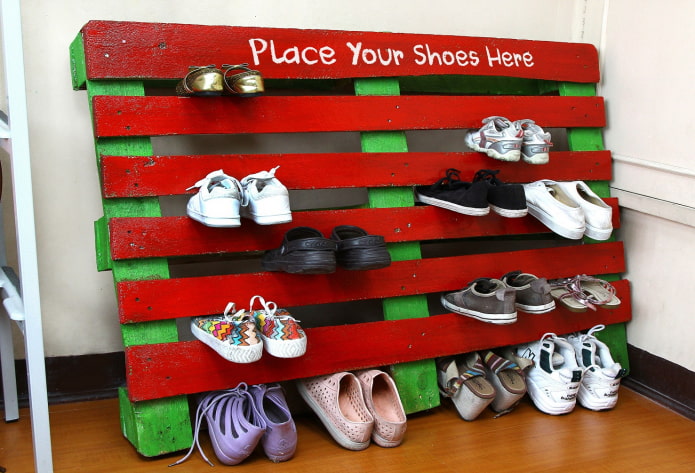 Étagère à chaussures originale dans un couloir