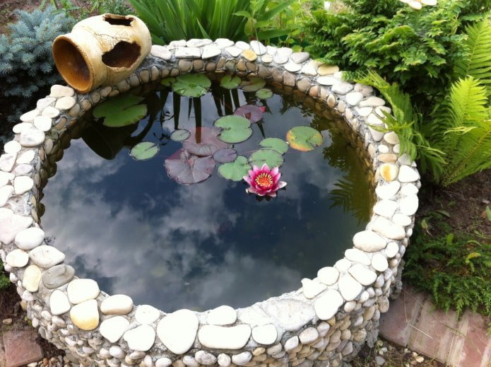 bassin décoratif sur un puits d'égout