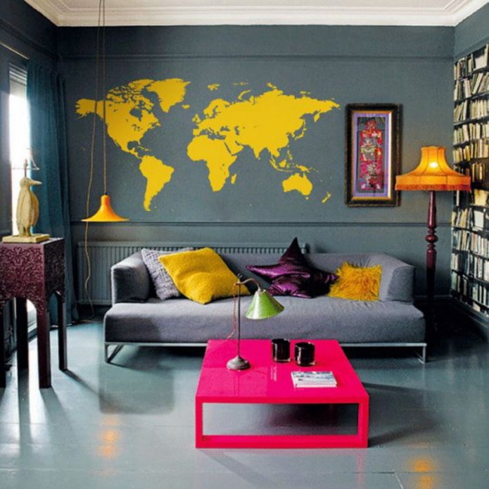 intérieur lumineux avec une carte