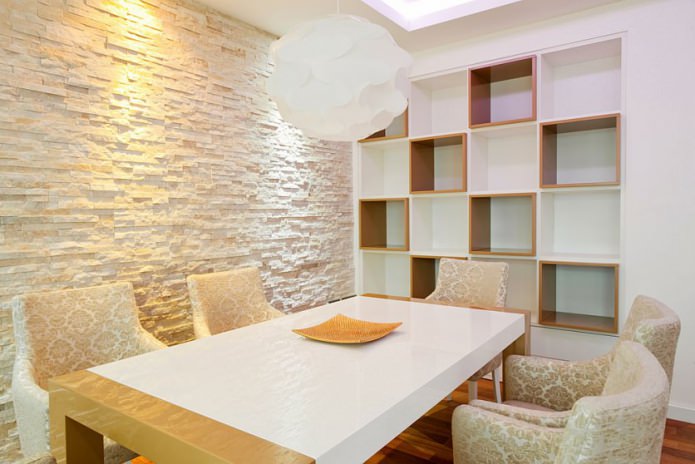 finition décorative en pierre sur le mur à l'intérieur
