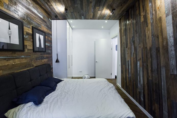planches sombres sur les murs et le plafond de la chambre