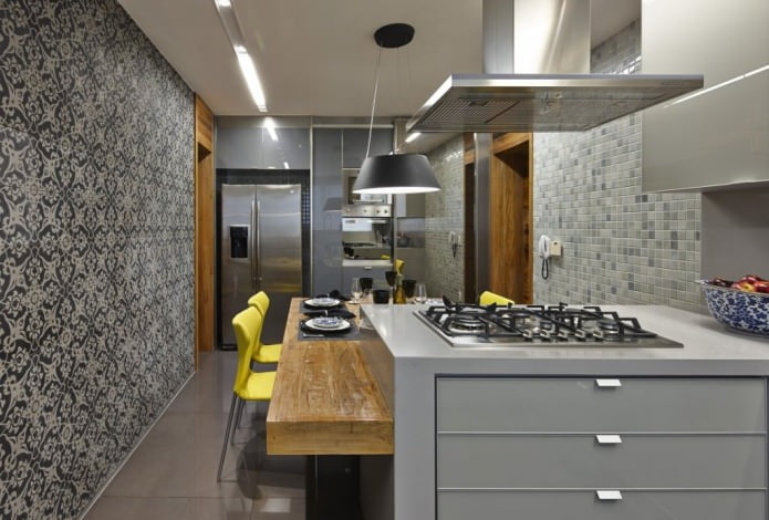 Papier peint gris à motifs à l'intérieur d'une cuisine moderne