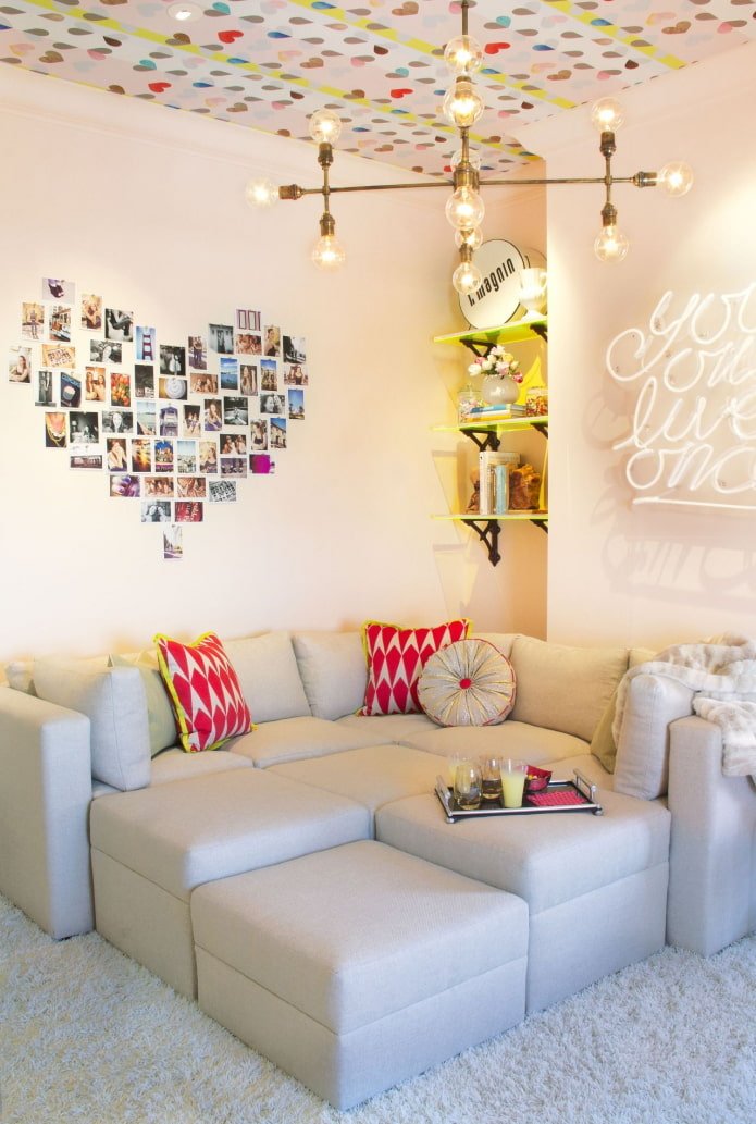 Photos en forme de cœur sur le mur à l'intérieur