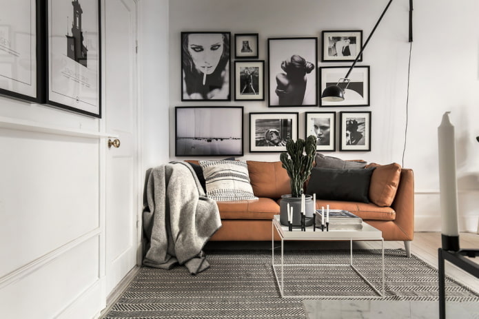 photos au-dessus du canapé à l'intérieur