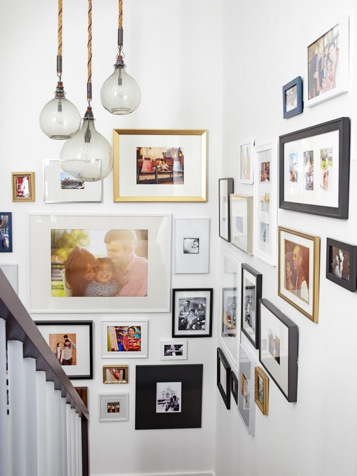 Photos encadrées au mur à l'intérieur