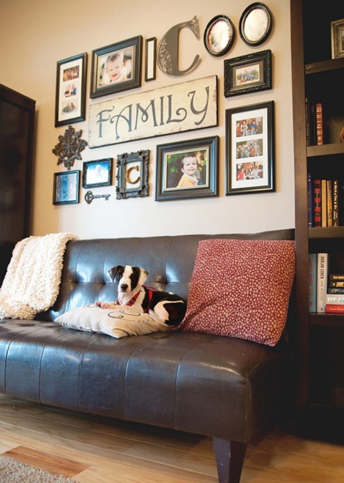 Photos encadrées au mur à l'intérieur