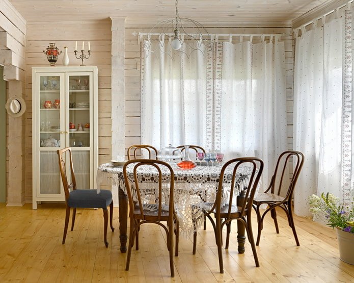 Salle à manger avec rideaux lumineux
