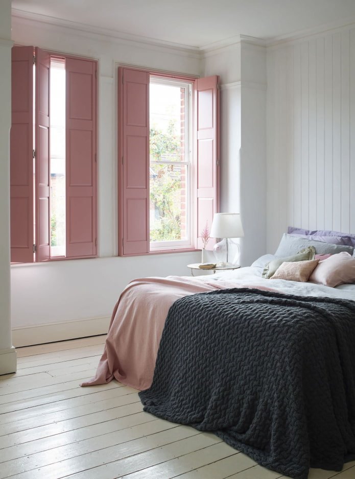 Volets roses dans la chambre