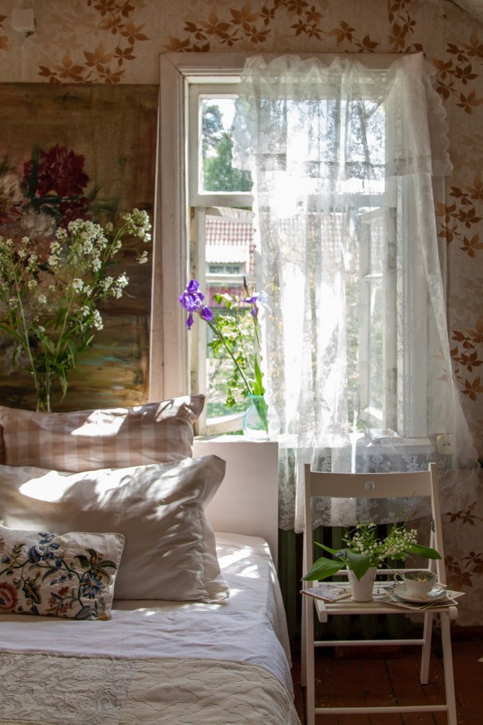Tulle sur la fenêtre de la chambre
