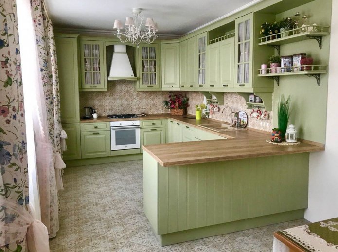 Cuisine olive avec plan de travail en bois