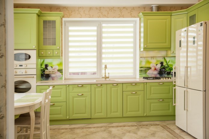 rideaux dans une cuisine verte