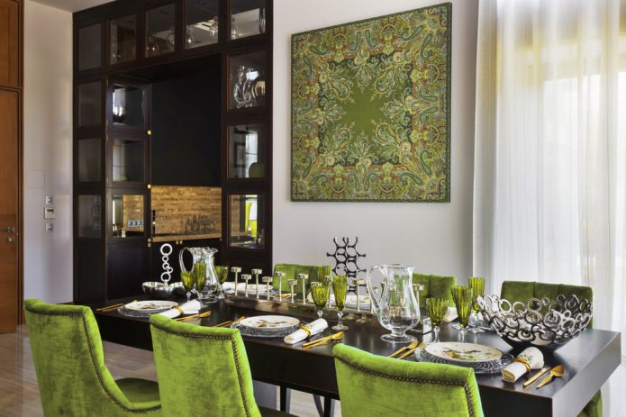 peinture et chaises dans les tons olive